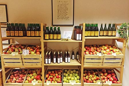 Äpfel und verschiedene Säfte