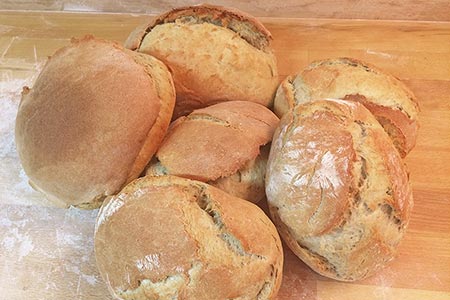 Selbst gebackenes Brot und Kuchen aus dem Steinofen