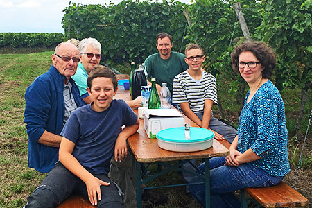 Die Familie bei der Weinlese